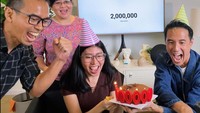 MC Indonesian Idol itu juga sempat merayakan 2 juta subscriber channel YouTube-nya. Ia merayakannya dengan kue cokelat. Foto: Instagram @vjdaniel