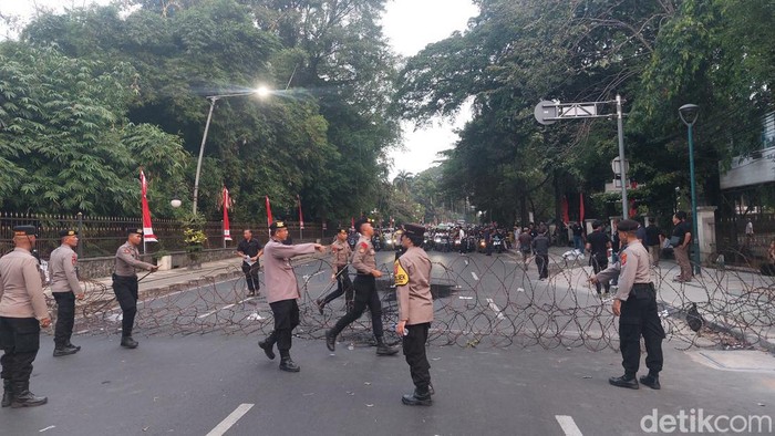 Protes Mahasiswa Berujung Pembakaran Ban, Lalu Lintas Menuju Istana Bogor Terputus