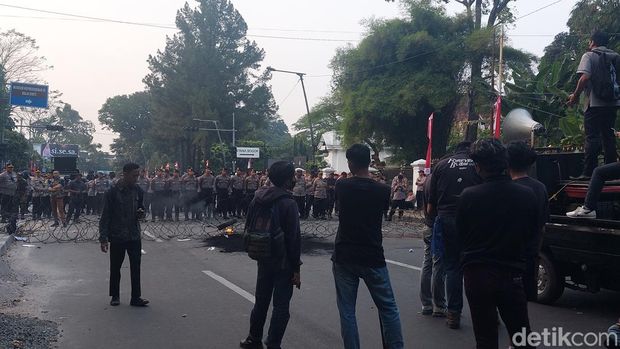 Demo mahasiswa dekat Istana Bogor, lalu lintas sempat dialihkan.