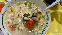 Mau yang berkuah? Sop Daging Sapi (Rp 60 ribu) bisa jadi pilihan. Meski namanya sop, kuahnya agak keruh karena memakai susu sapi. Jadi tampilannya mirip soto Betawi.