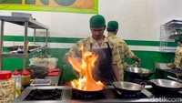 Di area depan, pengunjung bisa mengintip proses pembuatan gongso. Gongso merupakan makanan berbahan jeroan sapi, seperti babat, iso, dan paru, yang dicampur bumbu cabai dan kecap manis.
