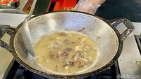 Gongso diracik fresh setelah dipesan. Dalam wajan kecil ini, aneka daging dan jeroan yang sudah direbus akan dimasak bersama kaldu sapi dan bumbu lainnya.