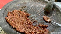 Jika pesan menu goreng, Depot Nasi Pajero menyediakan dua jenis sambal yaitu sambal dadak dan sambal goreng.