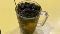 Segarkan tenggorokan dengan Es Cao (Rp 15 ribu) di sini. Berupa es cincau hitam porsi jumbo yang manis menyegarkan.
