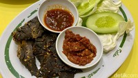 Kalau mau yang goreng, ada pilihan Goreng Paru (Rp 12.500) yang nikmat. Lembaran paru sapi ini memiliki tekstur tebal, empuk, dan kenyal.