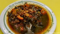 Begini tampilan Gongso Campur Sapi (Rp 40 ribu) yang kami pesan. Isinya ada potongan daging, paru, iso (usus sapi), babat, dan koyor.