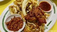 Jangan lewatkan juga Goreng Kol-Kulit (Rp 20 ribu) yang porsinya lumayan besar untuk pelengkap. Menu ini berisi lembaran kol goreng dan kulit ayam goreng yang ukurannya tebal dan besar.