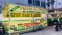 Depot Nasi Pajero berlokasi di Jl. Cipete Raya Nomor 33 D, Jakarta Selatan. Buka mulai pukul 5 sore, rumah makan ini spesialis penyaji gongso jeroan.