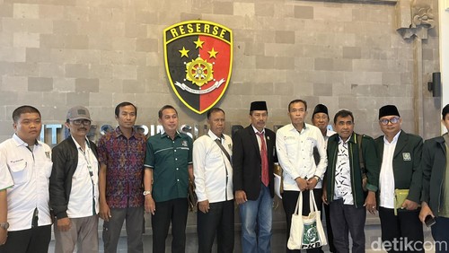 DPW PKB Bali melaporkan Lukman Edy ke Polda Bali, Jumat (9/8/2024). (Foto: Ida Bagus Putu Mahendra/detikBali)