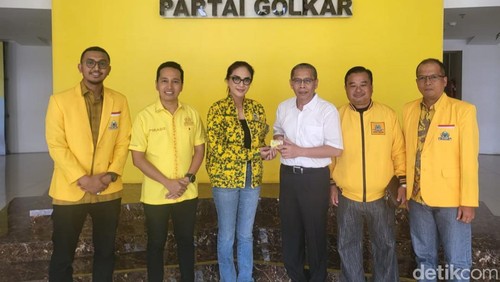 Edwin Hadiwijaya saat menerima KTA Partai Golkar di DPP Partai Golkar Jakarta pada Jumat (9/8/2024).