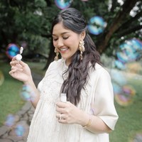 Inilah penampilan Erina saat pemotretan khusus untuk kehamilannya. Erina memilih mengenakan blouse berwarna krem yang dipermanis dengan aksesori tambahan, seperti gelang, cincin, dan sepasang anting emas yang cukup besar yang menjuntai dari kedua telinganya. Rambutnya diikat satu dan dicatok bergelombang dengan bagian atas yang sedikit. (Foto: Instagram/@erinagudono)