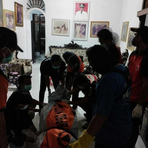 Evakuasi jenazah mantan Bupati Jembrana Ida Bagus Ardana dan istri yang ditemukan tewas di Jalan Gurita IV Nomor 6, Kelurahan Sesetan, Denpasar, Bali, Kamis (8/8/2024). (Dok. Ig BPBD Denpasar)