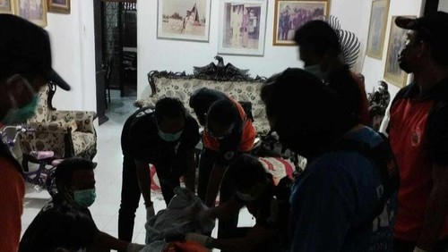 Evakuasi jenazah mantan Bupati Jembrana Ida Bagus Ardana dan istri yang ditemukan tewas di Jalan Gurita IV Nomor 6, Kelurahan Sesetan, Denpasar, Bali, Kamis (8/8/2024). (Dok. Ig BPBD Denpasar)