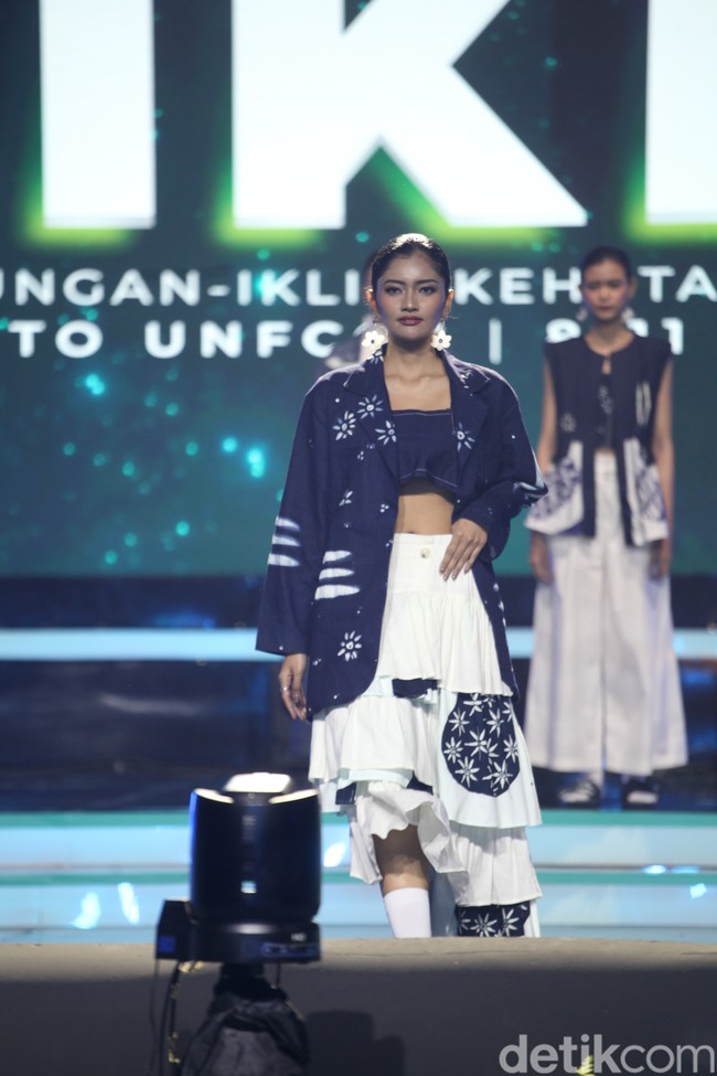 Empat brand dan desainer lokal memamerkan koleksi busana ramah lingkungan di Festival LIKE 2 KLHK di Jakarta Convention Center, Senayan. Mereka adalah Adrie Basuki, Aruna, Imaji Studio dan Setali Indonesia. Foto: Andhika Prasetia/Detikcom