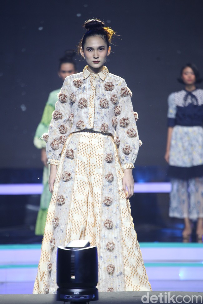 Empat brand dan desainer lokal memamerkan koleksi busana ramah lingkungan di Festival LIKE 2 KLHK di Jakarta Convention Center, Senayan. Mereka adalah Adrie Basuki, Aruna, Imaji Studio dan Setali Indonesia. Foto: Andhika Prasetia/Detikcom