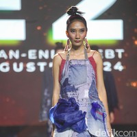  Empat brand dan desainer lokal memamerkan koleksi busana ramah lingkungan di Festival LIKE 2 KLHK di Jakarta Convention Center, Senayan. Mereka adalah Adrie Basuki, Aruna, Imaji Studio dan Setali Indonesia Foto: Andhika Prasetia/Detikcom