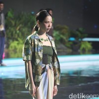 Empat brand dan desainer lokal memamerkan koleksi busana ramah lingkungan di Festival LIKE 2 KLHK di Jakarta Convention Center, Senayan. Mereka adalah Adrie Basuki, Aruna, Imaji Studio dan Setali Indonesia.  Foto: Andhika Prasetia/Detikcom