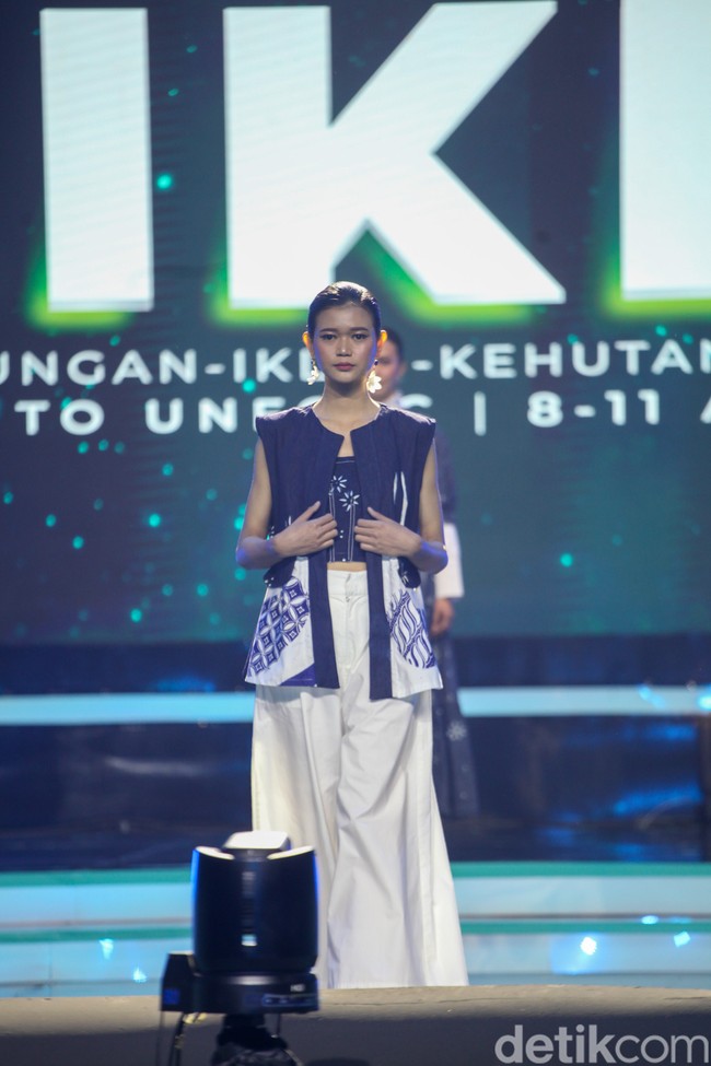 Empat brand dan desainer lokal memamerkan koleksi busana ramah lingkungan di Festival LIKE 2 KLHK di Jakarta Convention Center, Senayan. Mereka adalah Adrie Basuki, Aruna, Imaji Studio dan Setali Indonesia. Foto: Andhika Prasetia/Detikcom