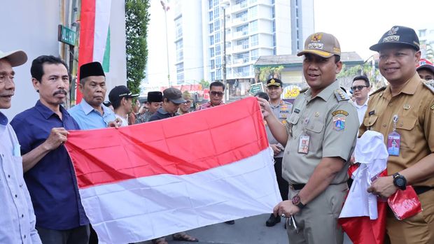 Forkopimko Jakarta Barat membagikan 15 ribu bendera dalam rangka menyambut HUT ke-79 RI.