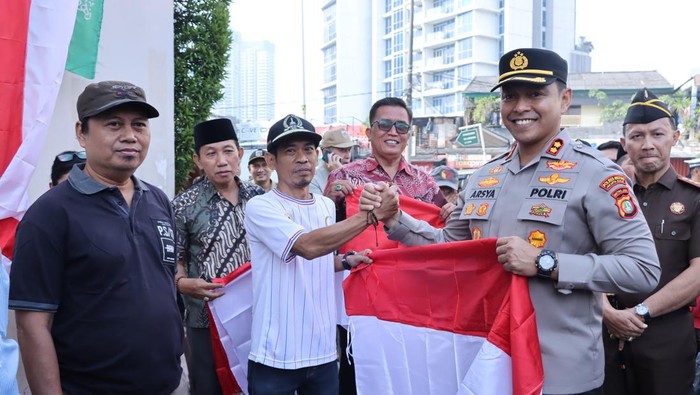 Forkopimko Jakarta Barat membagikan 15 ribu bendera dalam rangka menyambut HUT ke-79 RI.