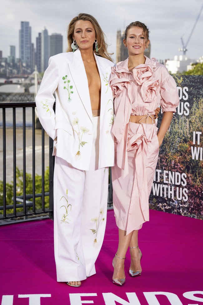 Dalam pemotretan tersebut, ia juga bersandingan dengan lawan mainnya, Isabela Ferrer. Aktris muda pendatang baru itu juga tak kalah stylish dengan two-piece dress berhiaskan detail bunga tiga dimensi. (Foto: Scott Garfitt/Invision/AP)