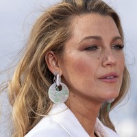 Rambutnya yang tergerai bebas mempertegas kecantikan alaminya. Ia juga melengkapi gayanya dengan sepasang anting statement. (Foto: Scott Garfitt/Invision/AP)