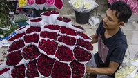 Pusat Promosi dan Sertifikasi Hasil Pertanian (PPSHP) Dinas Ketahanan Pangan, Kelautan dan Pertanian (KPKP) mengatakan harga bunga mawar berwarna merah dan putih mencapai Rp 40 ribu per ikat dari sebelumnya dikisaran Rp 20 ribu.  