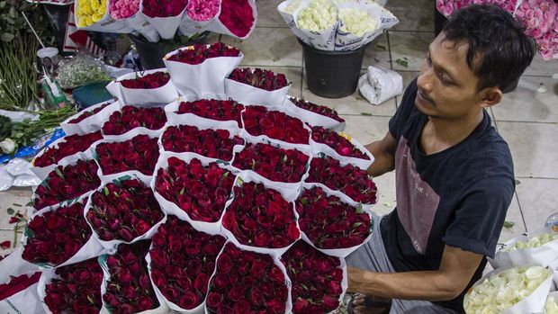 Pedagang melayani pembeli di Pasar Bunga Rawa Belong, Jakarta, Jumat (9/8/2024). Pusat Promosi dan Sertifikasi Hasil Pertanian (PPSHP) Dinas Ketahanan Pangan, Kelautan dan Pertanian (KPKP) mengatakan harga bunga mawar berwarna merah dan putih mencapai Rp40 ribu per ikat dari sebelumnya dikisaran Rp20 ribu karena banyak diburu pembeli menjelang HUT Kemerdekaan RI. ANTARA FOTO/Dhemas Reviyanto/aww.