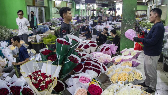 Pedagang melayani pembeli di Pasar Bunga Rawa Belong, Jakarta, Jumat (9/8/2024). Pusat Promosi dan Sertifikasi Hasil Pertanian (PPSHP) Dinas Ketahanan Pangan, Kelautan dan Pertanian (KPKP) mengatakan harga bunga mawar berwarna merah dan putih mencapai Rp40 ribu per ikat dari sebelumnya dikisaran Rp20 ribu karena banyak diburu pembeli menjelang HUT Kemerdekaan RI. ANTARA FOTO/Dhemas Reviyanto/aww.