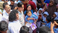 Dalam blusukannya ini, Gibran didampingi bakal calon wakil wali kota Tangsel, Marshel Widianto, dan Raffi Ahmad. 