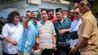 Tak sedikit warga yang berebut foto bersama dengan putra sulung Jokowi tersebut. 