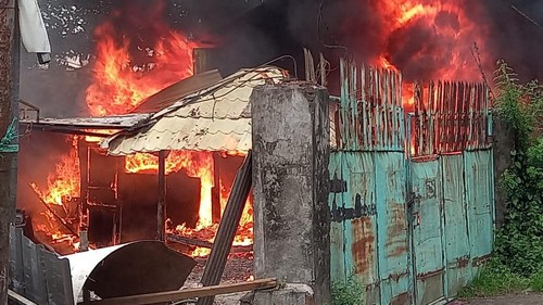 Gudang sekaligus bengkel ludes terbakar di Mataram, Jumat (9/8/2024). (Humas Resta Mataram)