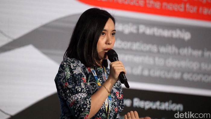 PT Gunung Raja Paksi (GRP) Tbk adalah salah satu produsen baja terbesar di Indonesia dan penyumbang karbon cukup besar. GRP telah melakukan strategi untuk dekarbonisasi.