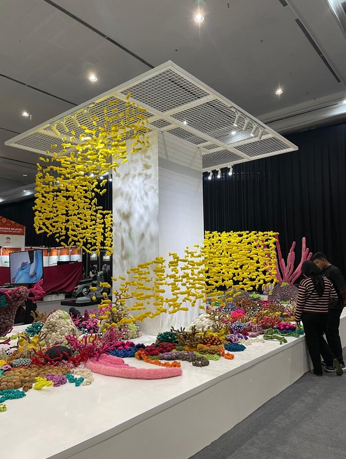 Instalasi Benang Homage to Ocean Instalasi Benang Homage to Ocean dari Mulyana yang mejeng di Festival LIKE 2.
