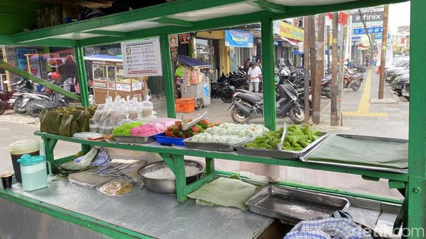 Jajanan dan kue basah tradisional.