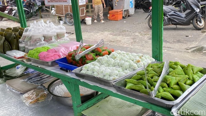 Jajanan dan kue basah tradisional.