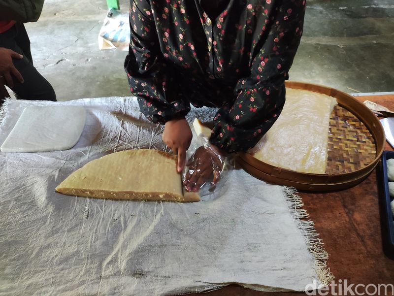 Jajanan khas Gunungkidul, Puli Tempe, yang dibeli di tempat produksi milik Iken Setiyaningsih di Genjahan, Ponjong, Gunungkidul