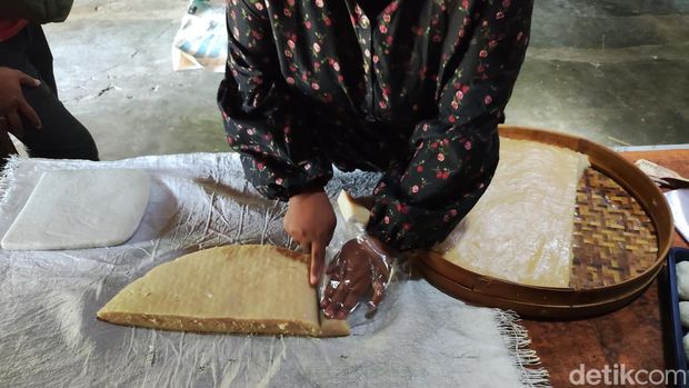 Jajanan khas Gunungkidul, Puli Tempe, yang dibeli di tempat produksi milik Iken Setiyaningsih di Genjahan, Ponjong, Gunungkidul