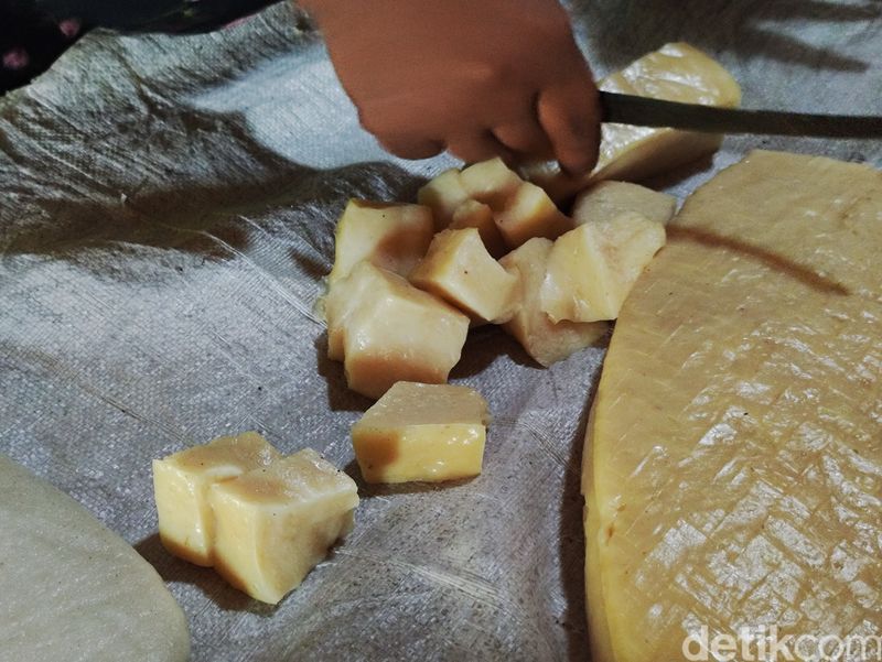 Jajanan khas Gunungkidul, Puli Tempe, yang dibeli di tempat produksi milik Iken Setiyaningsih di Genjahan, Ponjong, Gunungkidul