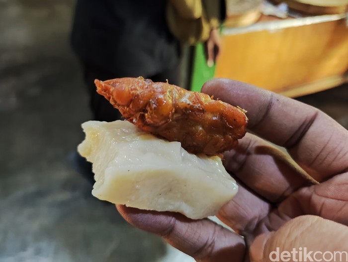 Jajanan khas Gunungkidul, Puli Tempe, yang dibeli di tempat produksi milik Iken Setiyaningsih di Genjahan, Ponjong, Gunungkidul