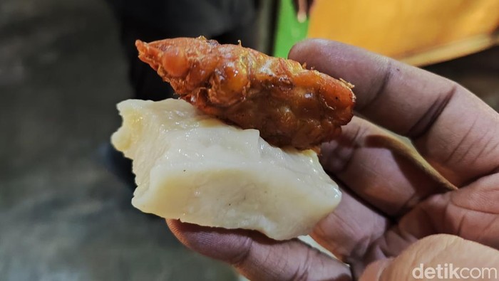 Jajanan khas Gunungkidul, Puli Tempe, yang dibeli di tempat produksi milik Iken Setiyaningsih di Genjahan, Ponjong, Gunungkidul
