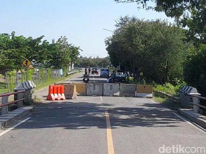 Jalan nasional Pejagan-Purwokerto di wilayah Kabupaten Brebes, Jawa Tengah, ditutup untuk pelebaran jalan dan perbaikan sampai 15 Desember 2024.
