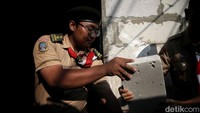 Bakti sosial diawali dengan bedah rumah salah satu warga di kawasan Kebon Bawang.