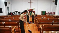 Para anggota Pramuka juga membersihkan Gereja Kristen Indonesia (GKI) Kebon Bawang.