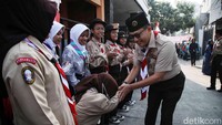 Budi Waseso menyalami anggota Pramuka yang hadir dalam bakti sosial di Tanjung Priok.