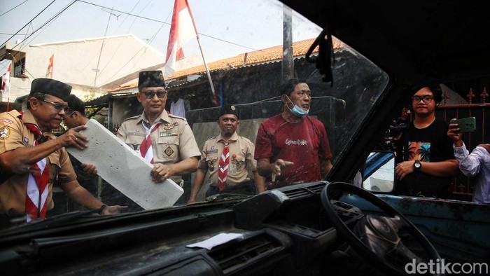 Pramuka menggelar bakti sosial menjelang perayaan HUT di Tanjung Priok, Jakarta Utara, Jumat (9/8/2024).