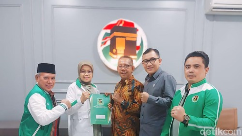 Waketum PPP Ermalena saat menyerahkan dukungan ke Ruslan Turmuzi untuk Pilbup Lombok Tengah 2024.