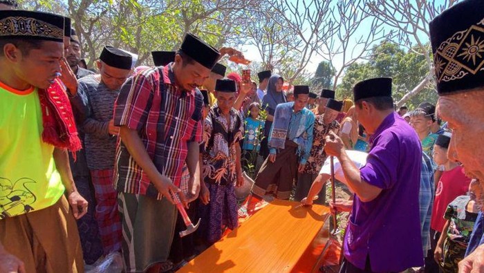 Jenazah Gafur dimakamkan di Pemakaman umum Desa Waringin, Kabupaten Lombok Timur, Provinsi NTB, Jumat (09/08/2024) (ANTARA/HO-Dimas)