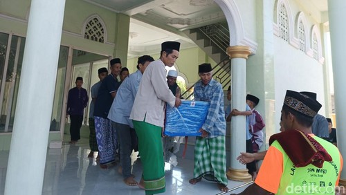 Peti jenazah Gafur saat hendak dibawa ke pemakaman di Lombok Timur, Jumat (9/8/2024). Foto (Edi Suryansyah/detikBali)