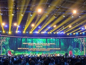 Jokowi Bagi-bagi SK Hutan Sosial dan SK TORA di Festival LIKE 2